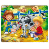 Larsen puslespill med dyr og barn på bondegård. Melker en ku.